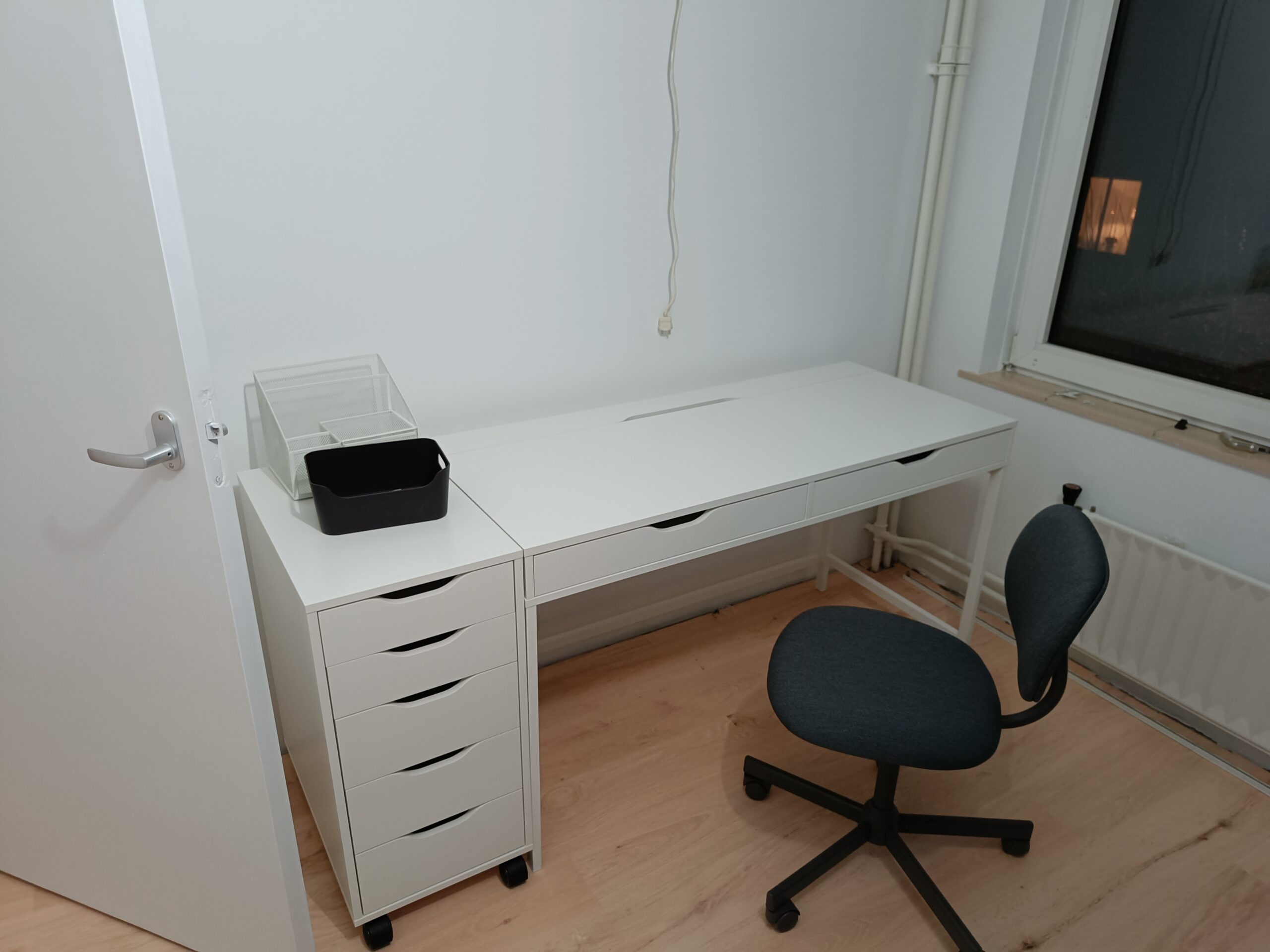 Professionele montage van een bureau voor thuis of kantoor